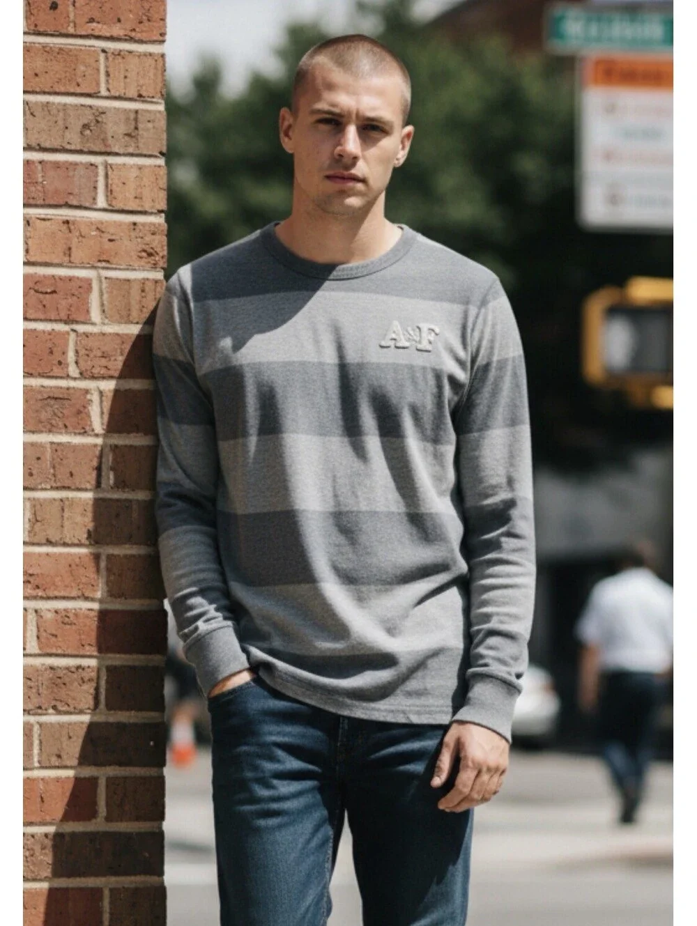 Abercrombie & Fitch Muscle Fit Striped Sweater Crewneck Men’s XL Gray A&F Logo